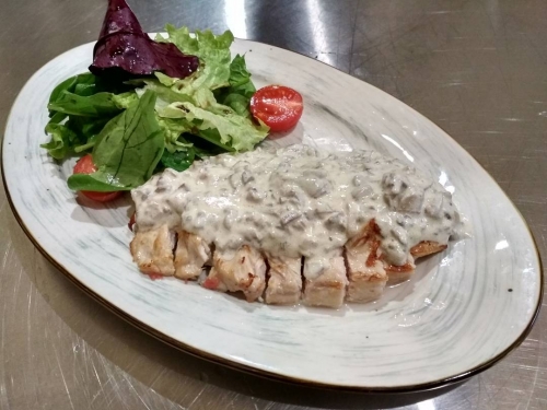 Куриная грудка под грибным соусом 