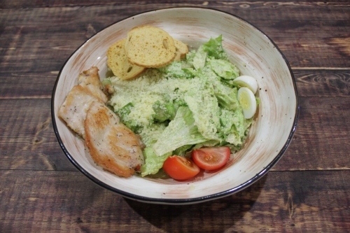 Салат Цезарь с курицей 