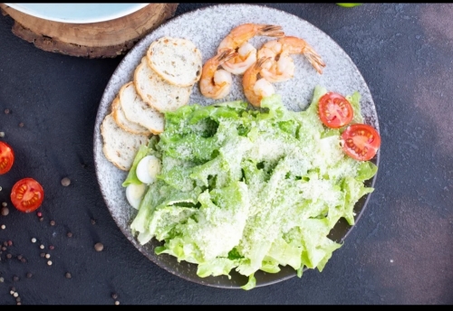 Салат Цезарь с креветками