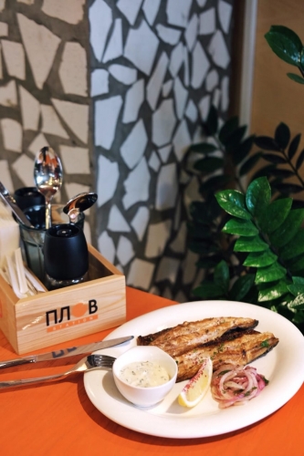 Скумбрия на мангале с белым соусом