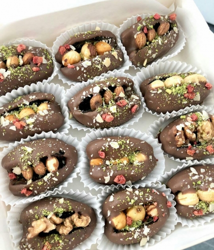 Финик в шоколаде с орехами