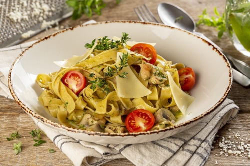 Паста Фетучини с цыплёнком и песто