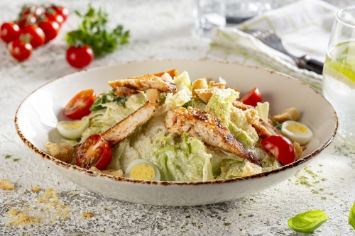 Салат Цезарь с куриной грудкой