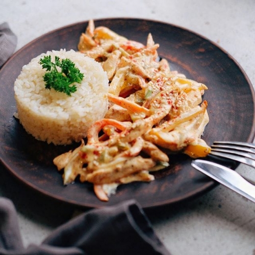 Курица с овощами и рисом под соусом