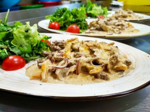 Говядина под сливочным соусом и перцем