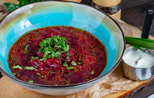 Борщ с говядиной и сметаной