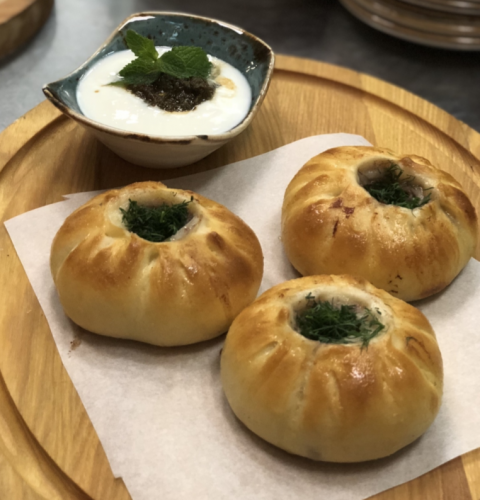 Булочки с мясом и соусом мацони 