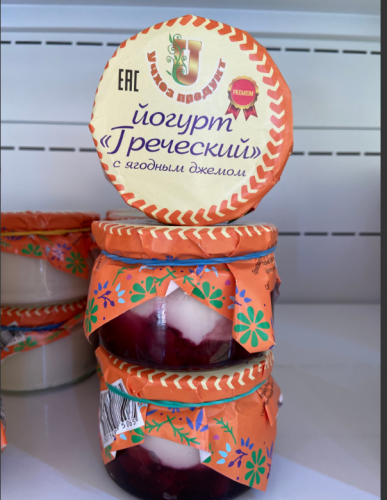 Греческий йогурт с ягодным джемом