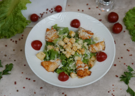 Салат Цезарь с курицей