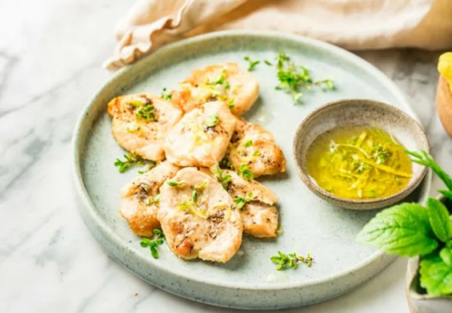 Медальоны куриные с соусом хумус