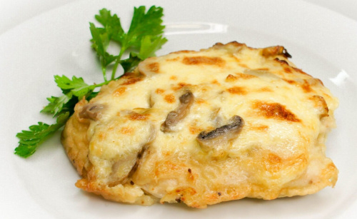 Курица под сыром с грибами
