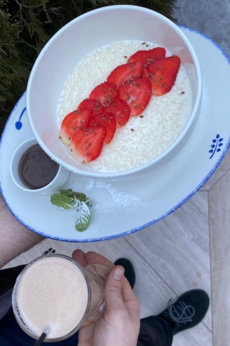 Каша Рисовая на кокосовом молоке с запеченными фруктами и гранолой