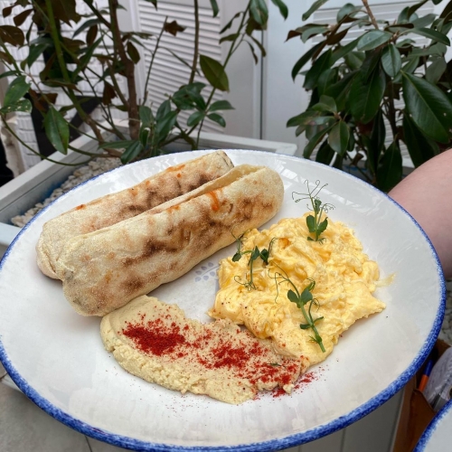 Скрэмбл с хумусом и питой с овощами