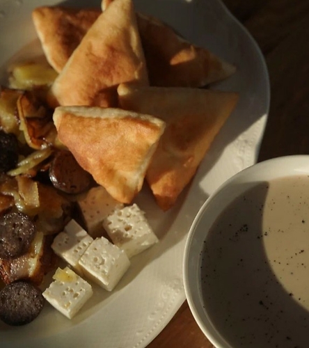 Калмыцкий чай с пышками, обжаренным картофелем, дагестанским сыром