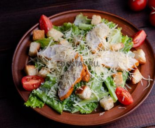 Салат Цезарь с курицей