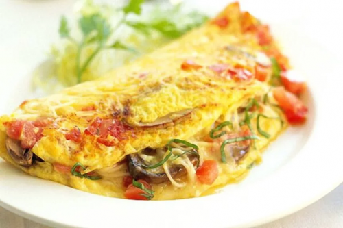 Омлет с ветчиной, сыром и овощами по-гречески