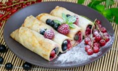 Блины с творогом и лесными ягодами
