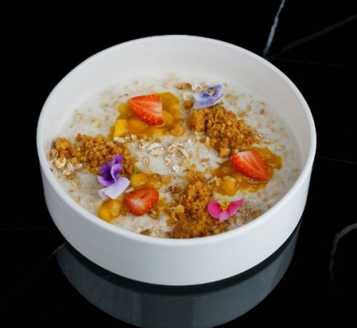 Овсяная каша с кусочками манго, клубникой и песочным крамблом