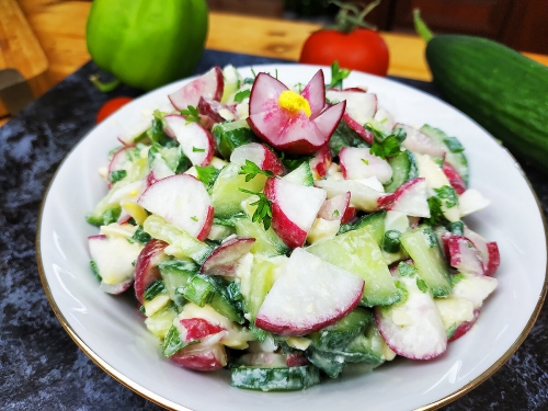 Салат с редиской и огурцом