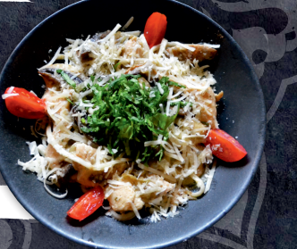 Лапша с куриным филе в сливочном соусе 