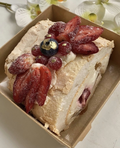 Меренговый рулет с бананом и крем-чизом, 200гр