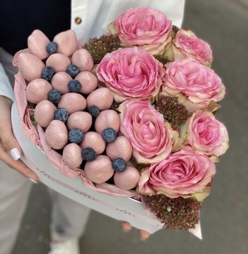 Композиция из нежных роз и клубники 