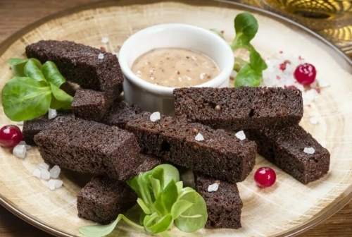 Лучшая закуска с курдюком по нашему рецепту на черных гренках с красным чесноком 