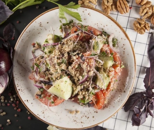 Теплый грузинский салат с курицей под сливочно-ореховым соусом баже