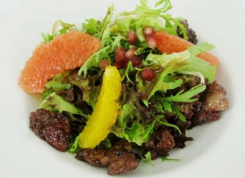 Руккола с куриной печенью под апельсиновым соусом