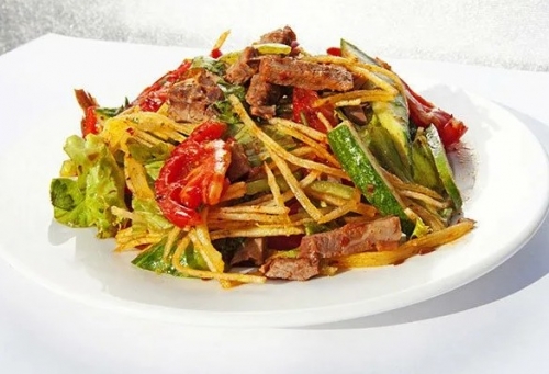 Теплый мясной салат под перечным соусом