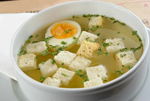 Куриный бульон с яйцом, зеленью и гренками