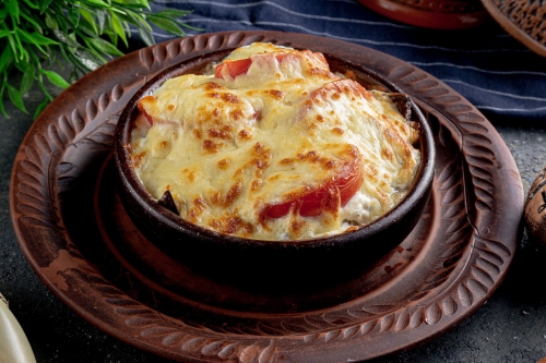 Жаркое с кефте под сыром и овощами