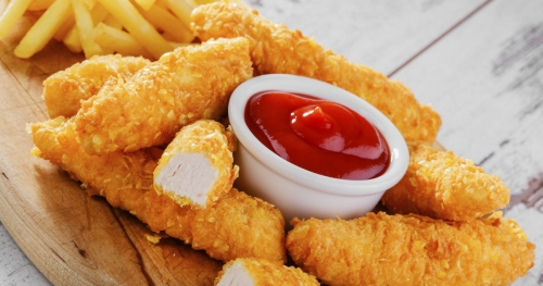Куриные стрипсы с фри и соусом спайси