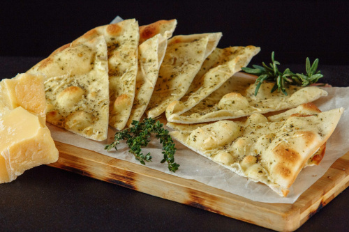 Фокачча с сыром и соусом канкасе