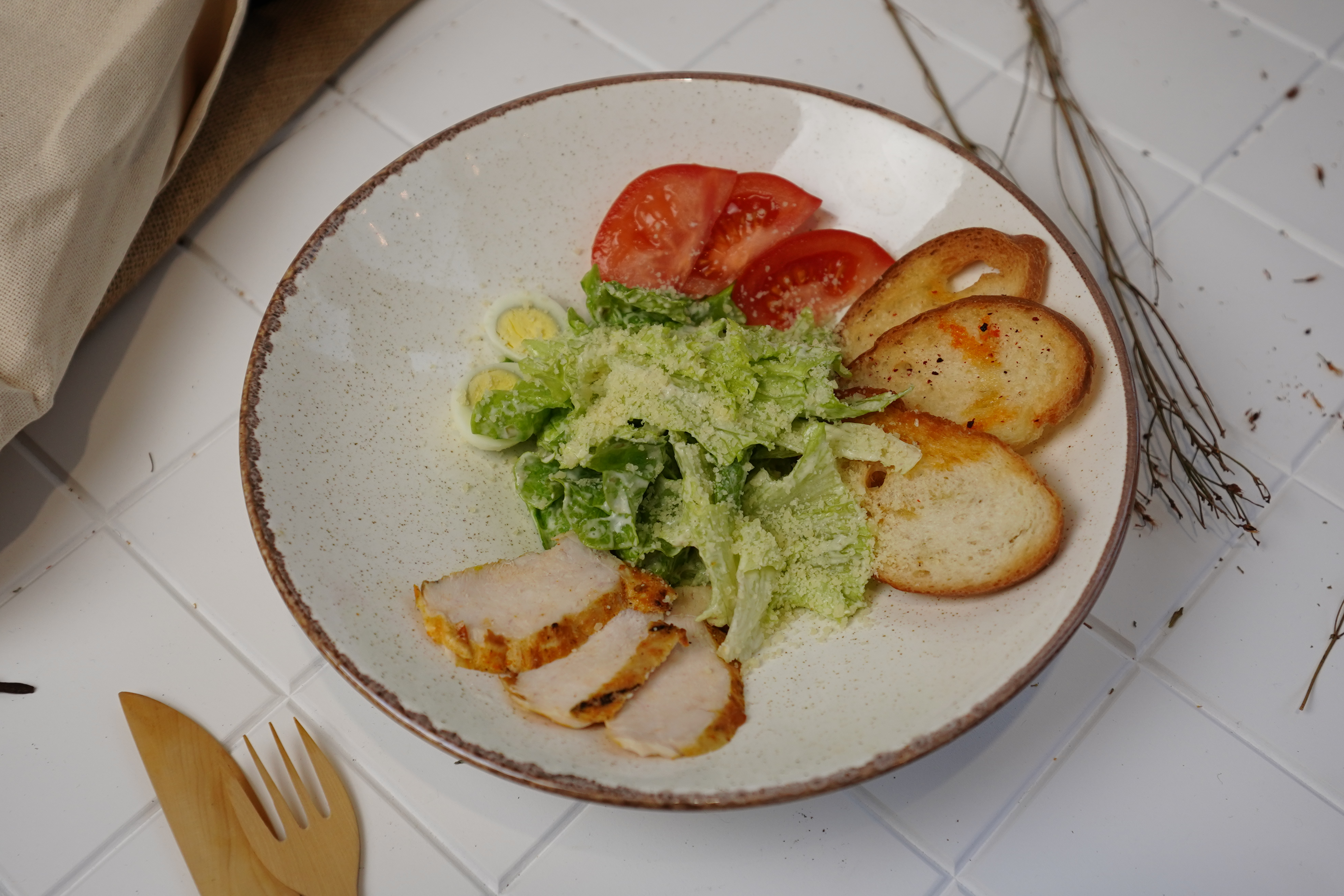 Салат Цезарь с курицей