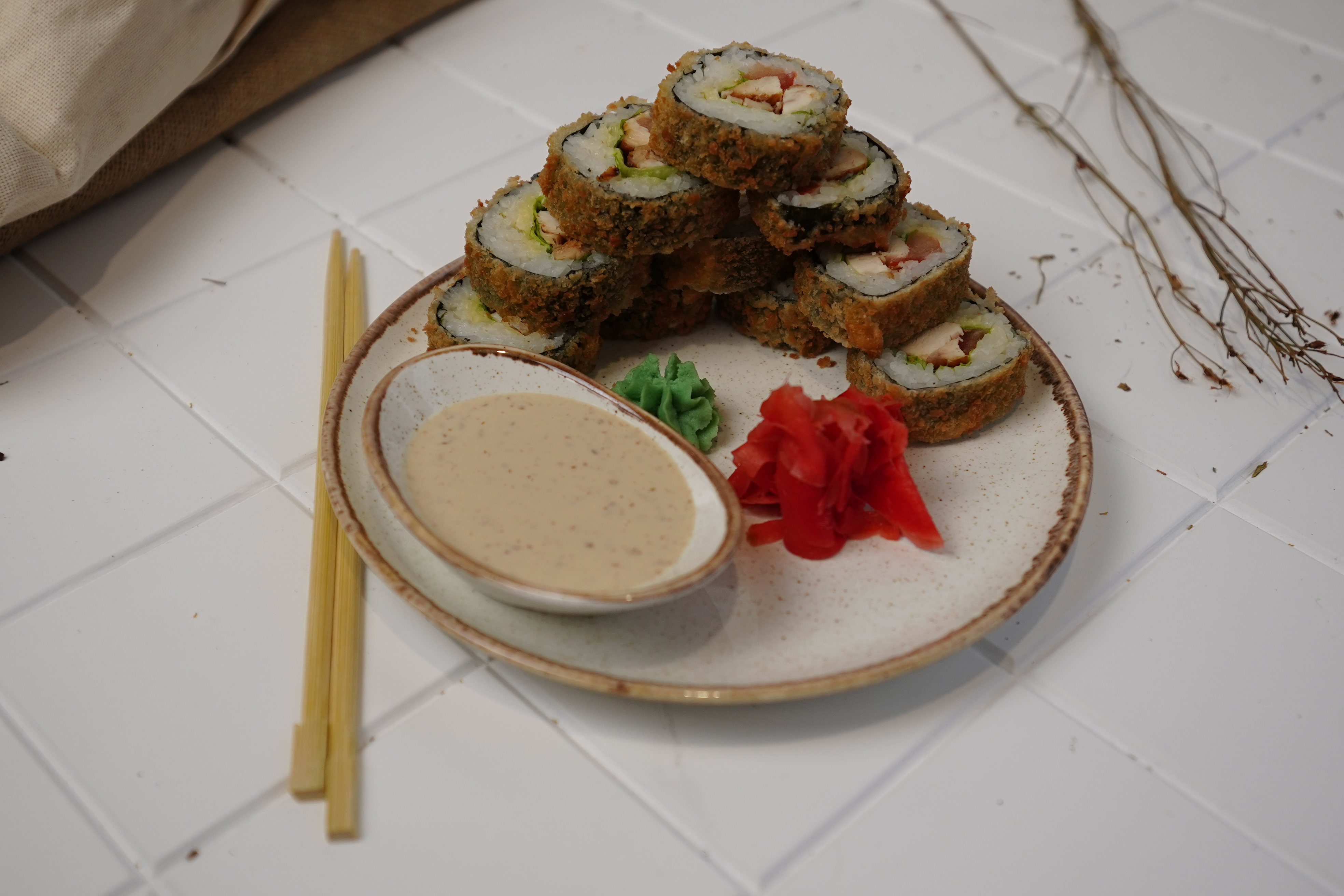 Горячий ролл Цезарь с курицей