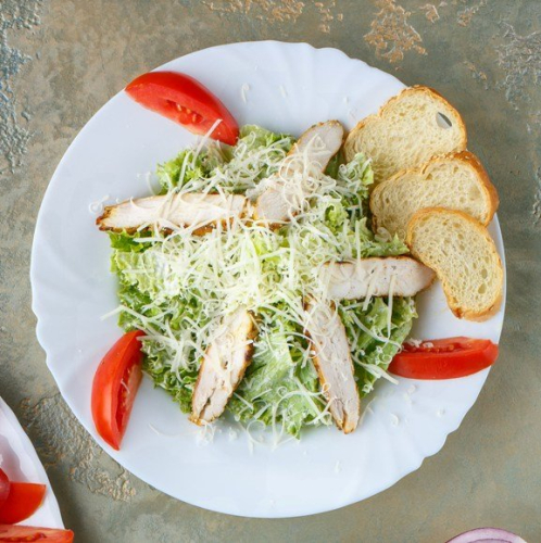 Салат Цезарь с курицей