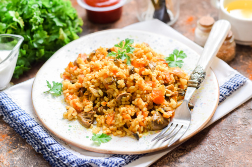 Куриная печень с булгуром