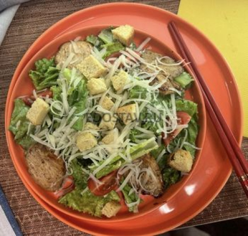 Салат Цезарь с курицей
