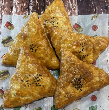 Самса с мясом в слоеном тесте