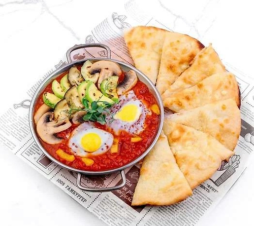 Шакшука с сырной лепешкой