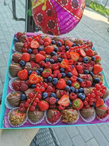 Клубника в шоколаде с ягодами 