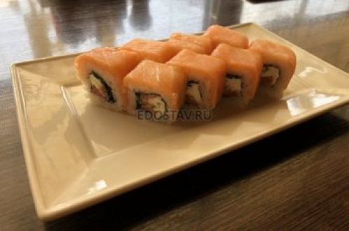 Ролл с копченым лососем