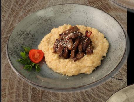 Мясо в соусе фрегат с рисом