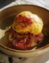 Драники картофельные с пастрами, пашотом и голландским соусом