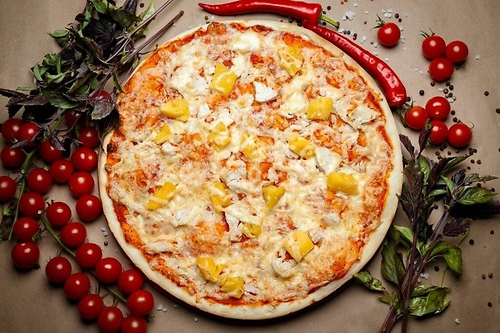 Пицца с ананасами