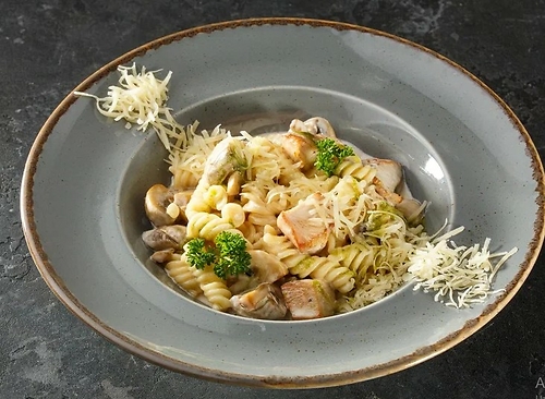 Фузилли с курицей и грибами