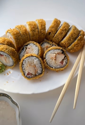 Горячий ролл Цезарь с курицей
