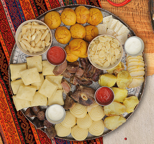 Ассорти хинкалов и мяса на компанию