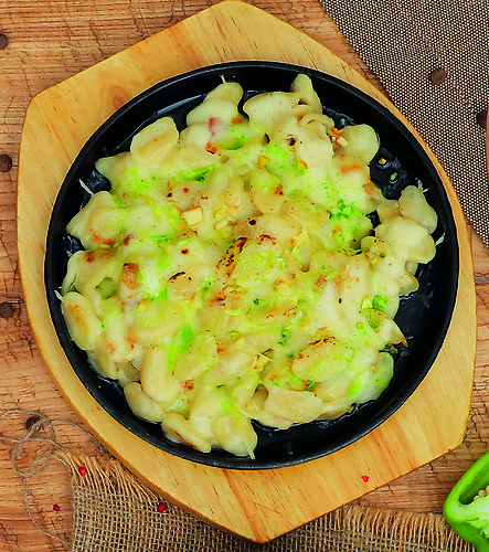 Лакский под сливочным соусом и копченым сыром